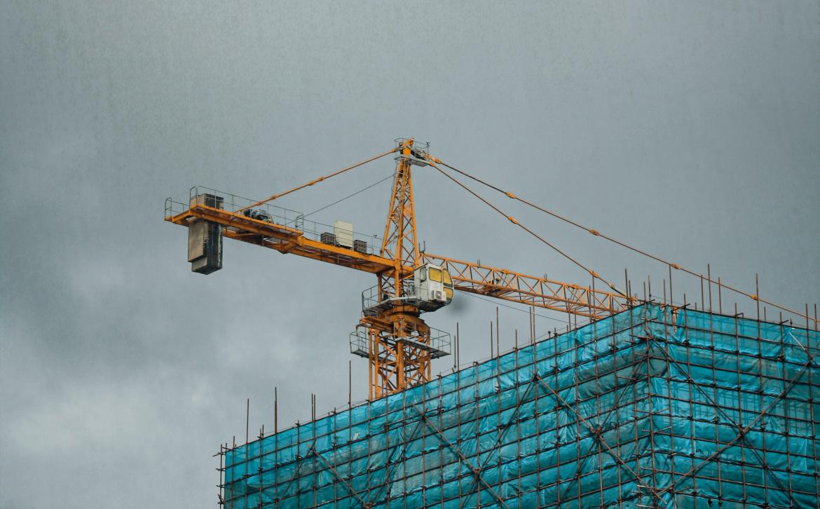 Kran og bygning